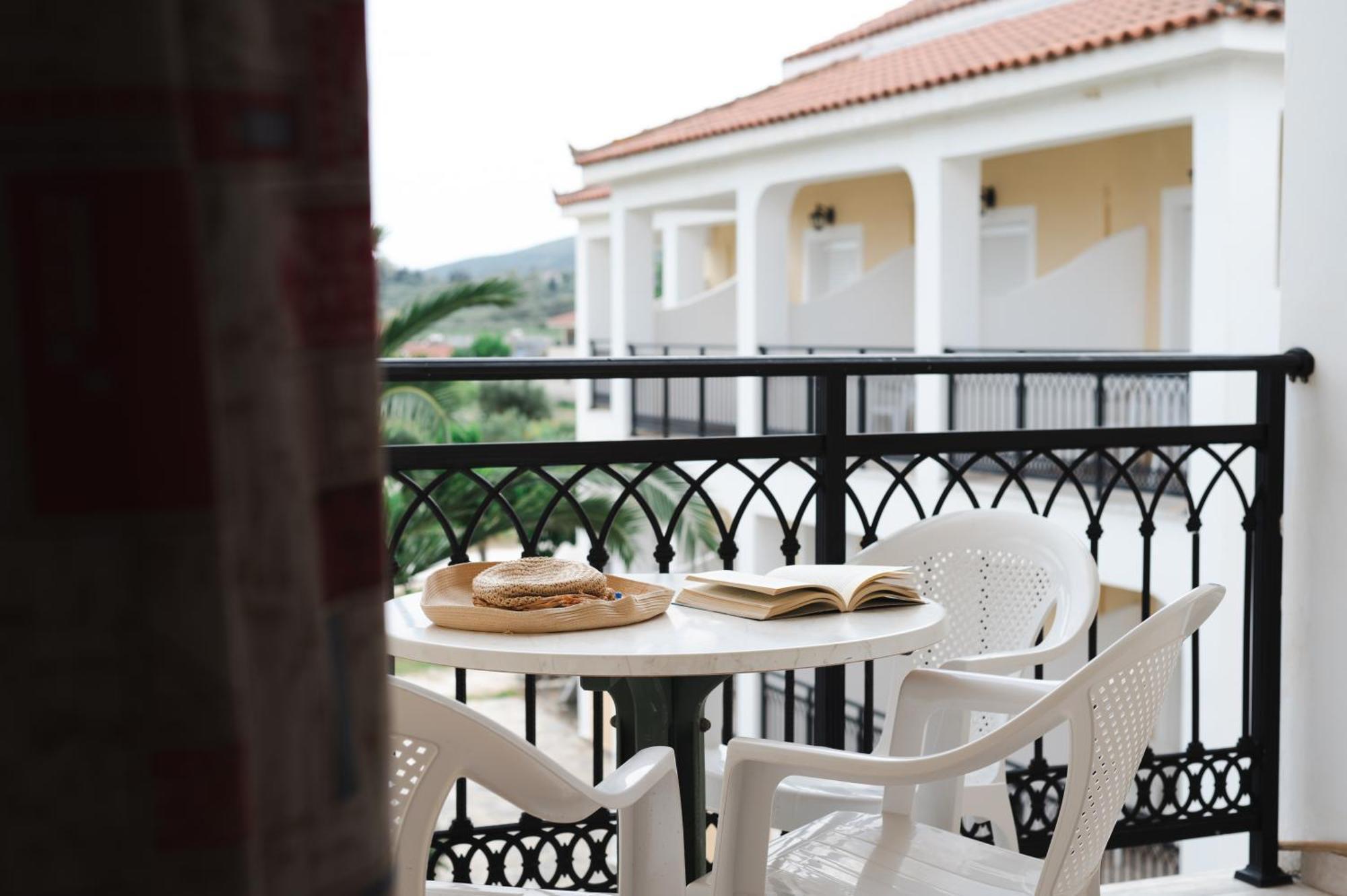 Village Inn Studios & Family Apartments ลากานาส ภายนอก รูปภาพ